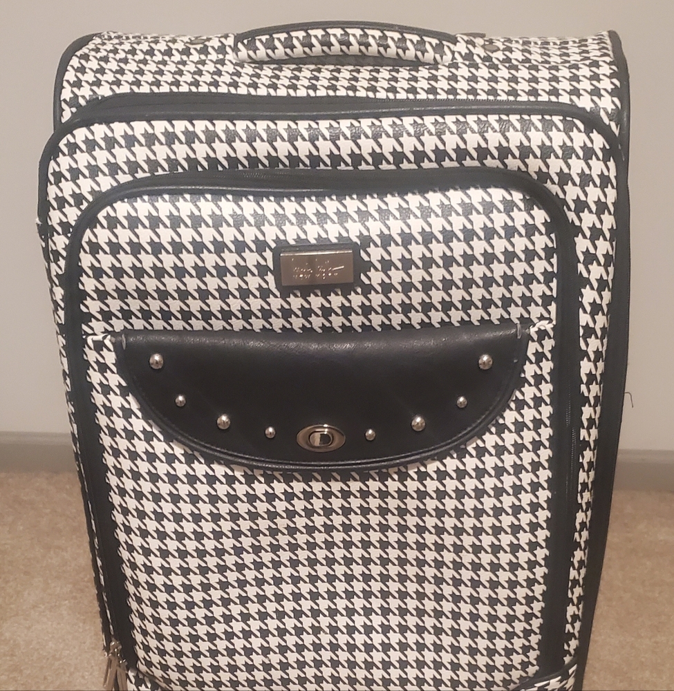 Nicole Miller New York 24 inch Softbag Suitcase